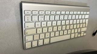 Teclado Apple Alámbrico Plata y Blanco