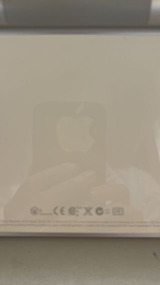 Teclado Apple Alámbrico Plata y Blanco