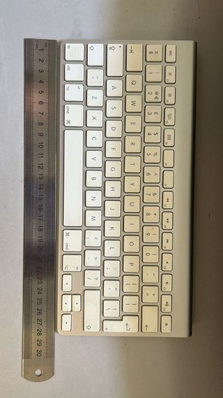 Teclado Apple Alámbrico Plata y Blanco