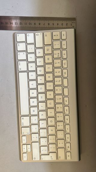 Teclado Apple Alámbrico Plata y Blanco