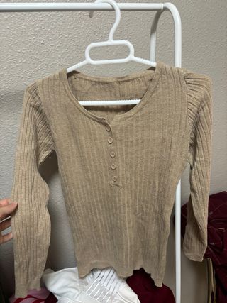 Jersey de punto beige con botones