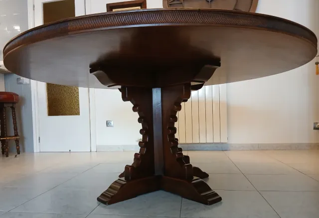 Mesa redonda Valenti.