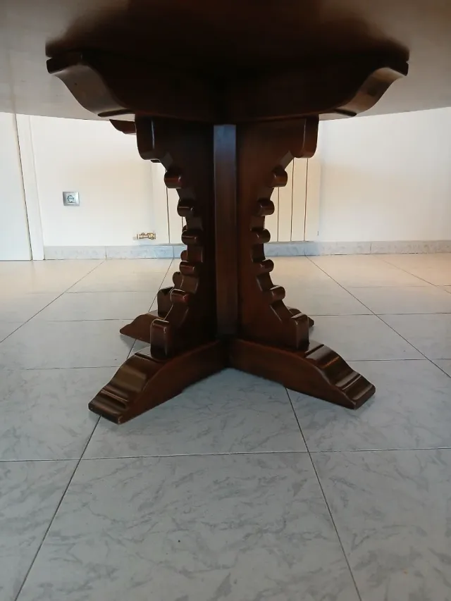 Mesa redonda Valenti.