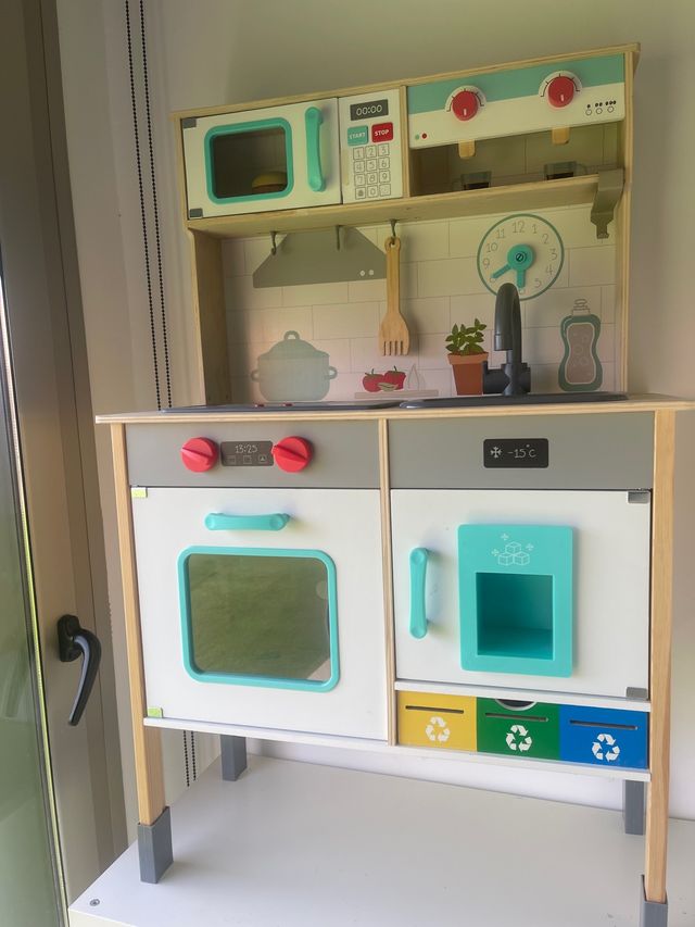 Piccola cucina in legno per bambini