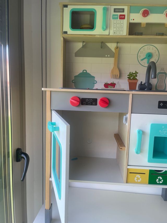 Piccola cucina in legno per bambini