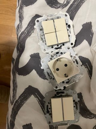 Interruptores y enchufe de luz