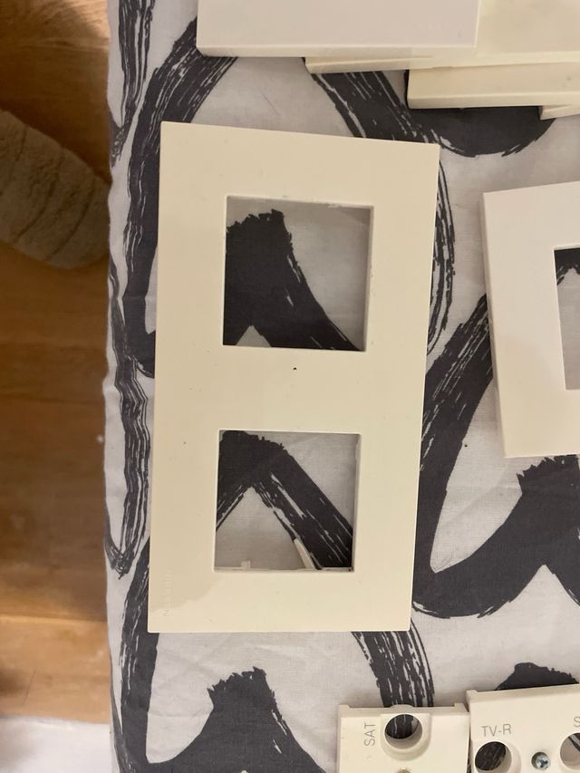 Interruptores y enchufe de luz