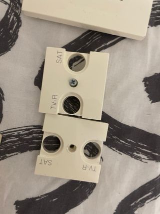 Interruptores y enchufe de luz