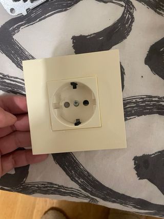 Interruptores y enchufe de luz
