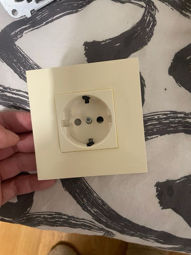 Interruptores y enchufe de luz