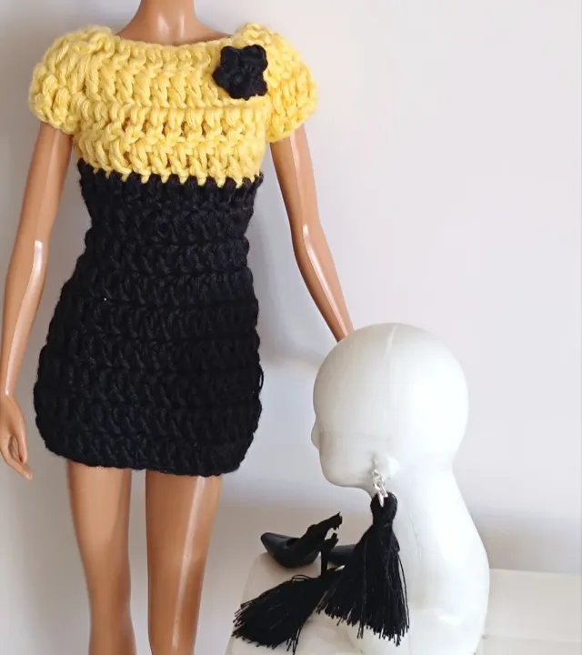 Vestido Barbie tejido con pendientes y zapatos