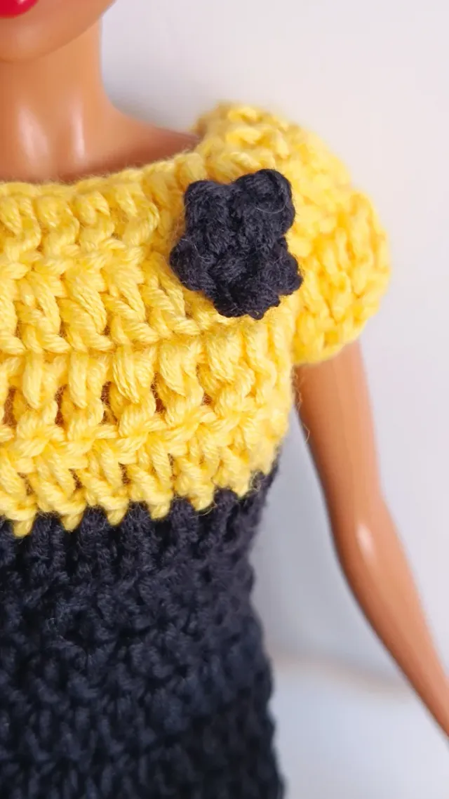 Vestido Barbie tejido con pendientes y zapatos