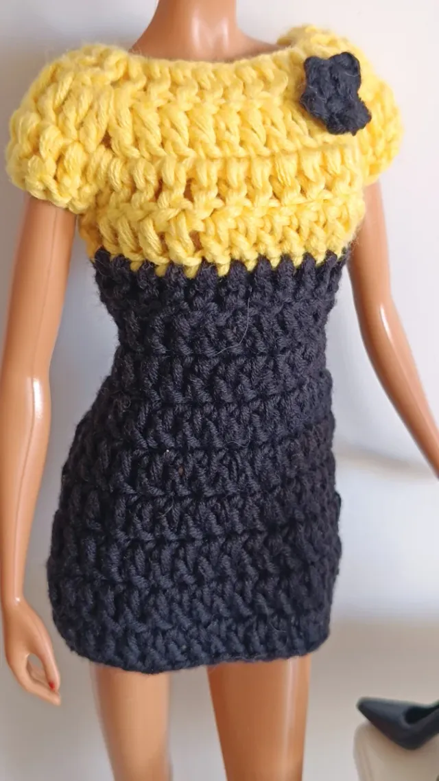 Vestido Barbie tejido con pendientes y zapatos