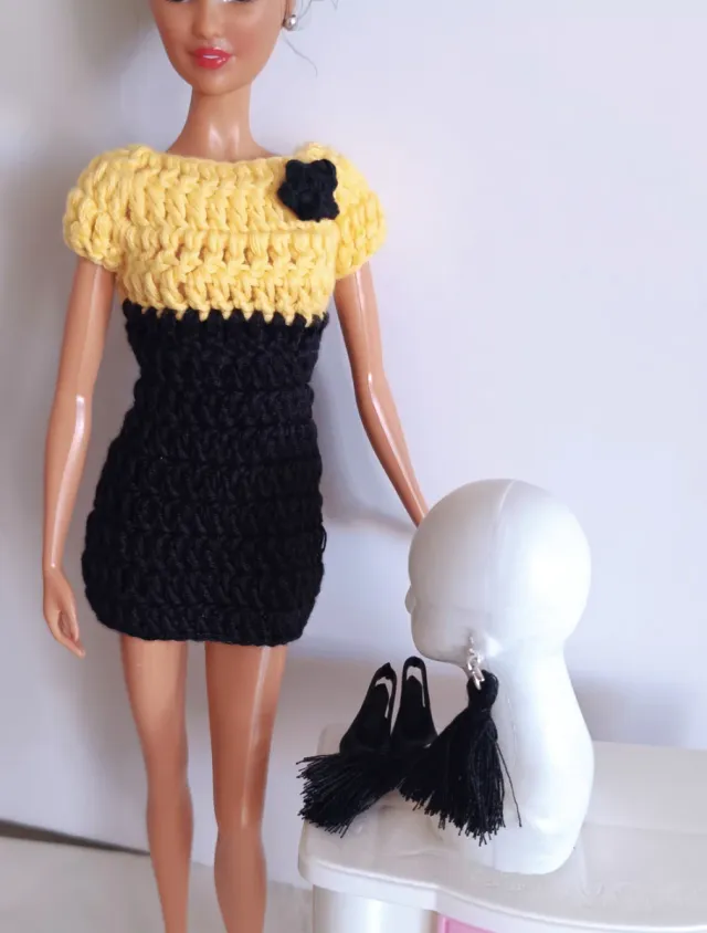 Vestido Barbie tejido con pendientes y zapatos