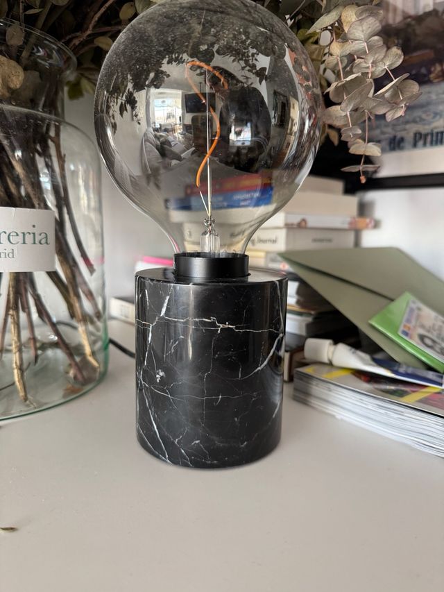 Lámpara de mesa mármol negro y globo vidrio