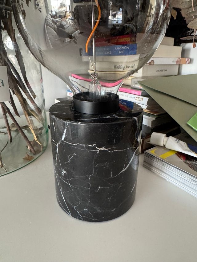 Lámpara de mesa mármol negro y globo vidrio