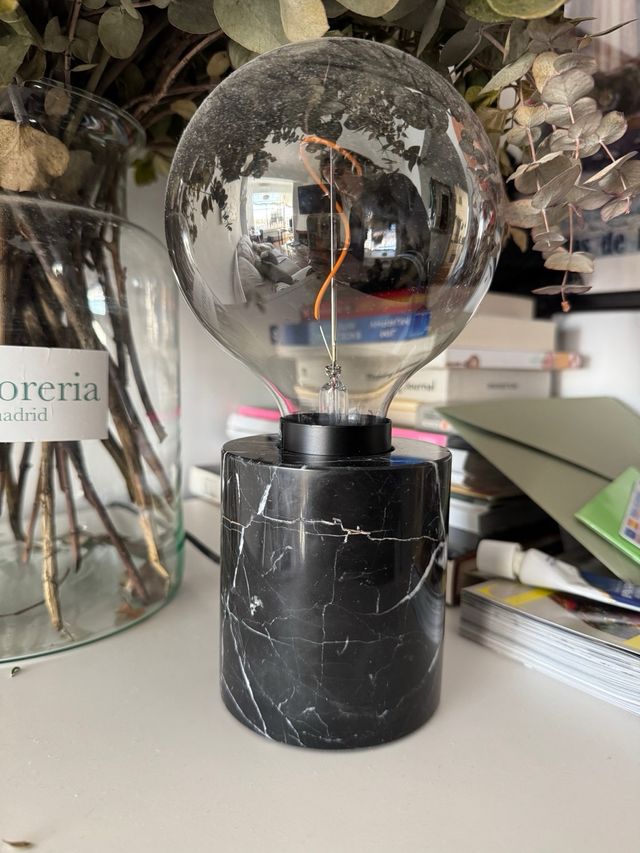 Lámpara de mesa mármol negro y globo vidrio