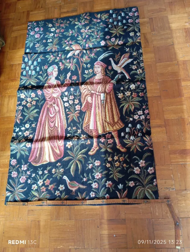 Tapiz de tela con diseño floral y figuras