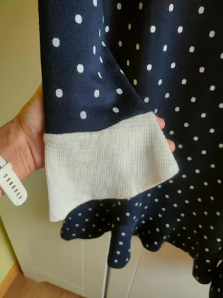 Vestido azul con lunares blancos