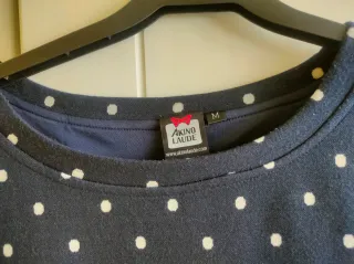 Vestido azul con lunares blancos