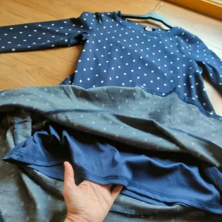 Vestido azul con lunares blancos