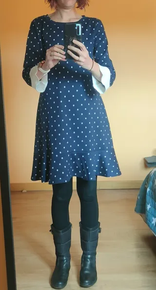 Vestido azul con lunares blancos