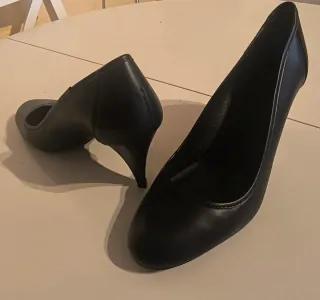 Zapatos de tacón negros casi nuevos