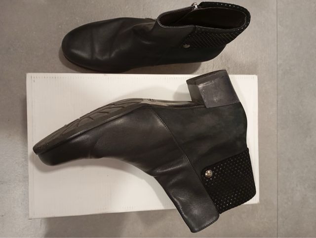 Botines negros de piel y ante