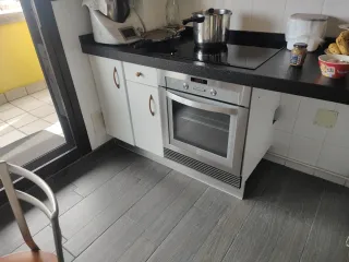 Muebles de cocina blancos y madera