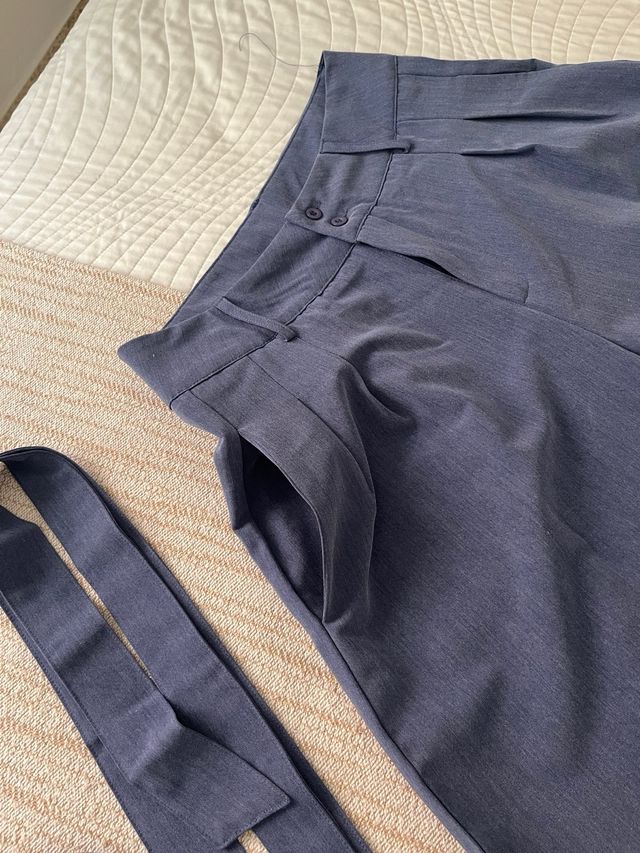 Pantalón palazzo azul con cinturón