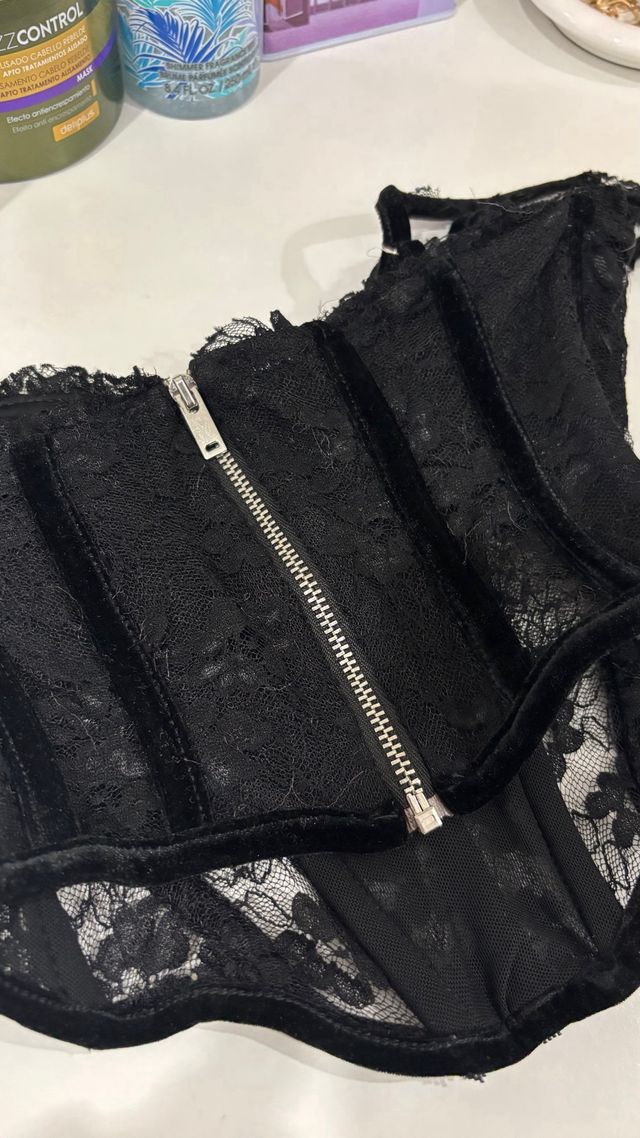 Top Corsé Negro Encaje y Terciopelo