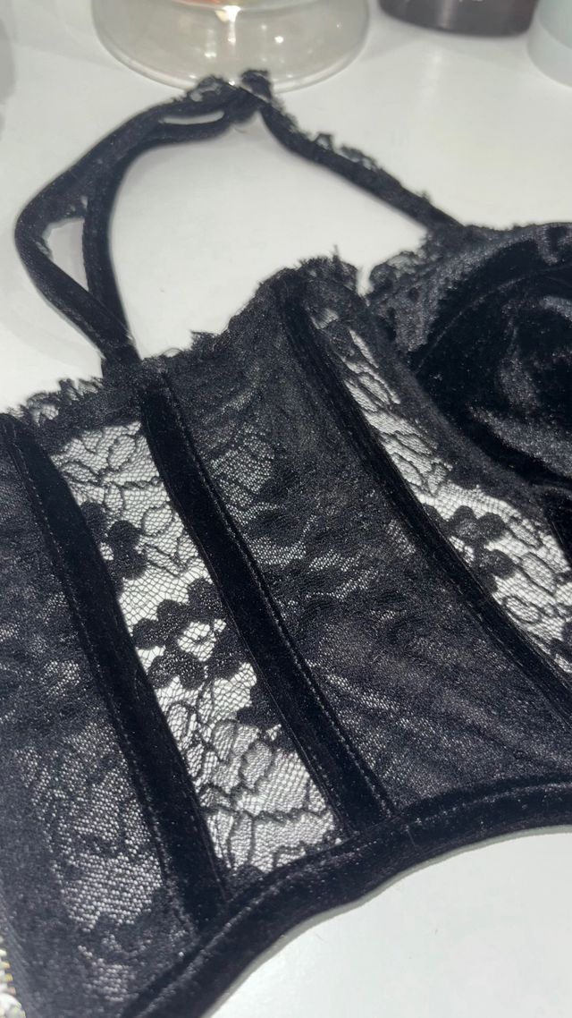 Top Corsé Negro Encaje y Terciopelo