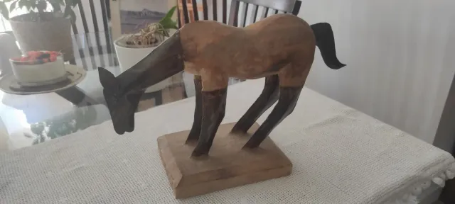 Figura de caballo de madera y metal