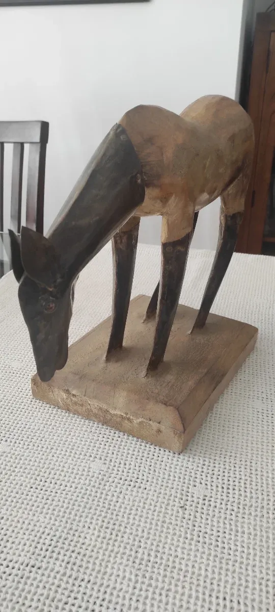 Figura de caballo de madera y metal