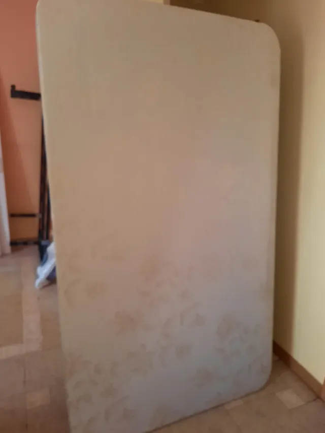 Base tapizada con patas de 1,05 x 1,80