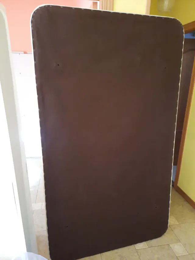 Base tapizada con patas de 1,05 x 1,80