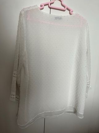 Blusa blanca  crema  ,con detalles de encaje