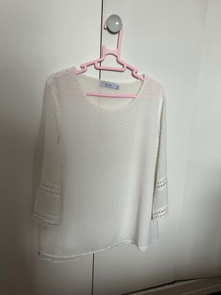 Blusa blanca  crema  ,con detalles de encaje