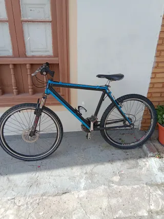Bicicleta de montaña negra y azul