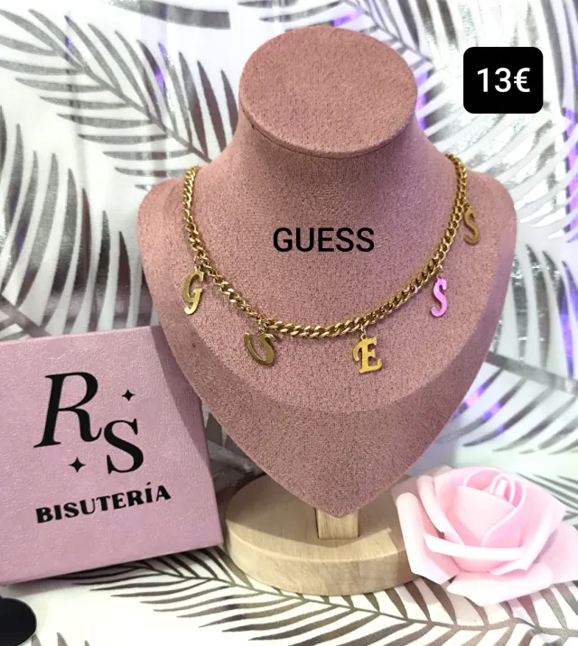 Collar Guess Dorado con letras