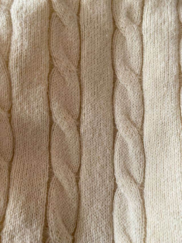 Jersey de punto trenzado color crema