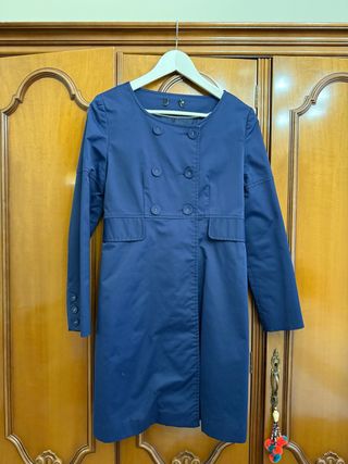 Gabardina azul con botones