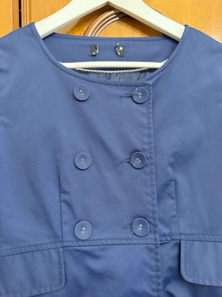 Gabardina azul con botones