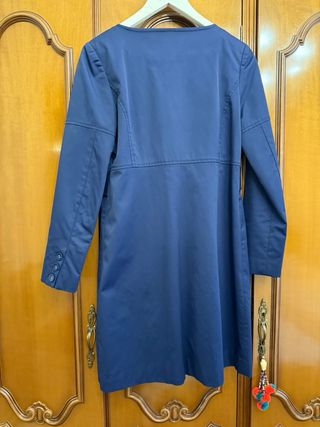 Gabardina azul con botones