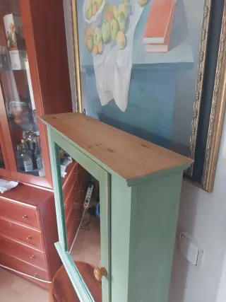Armario pequeño con espejo