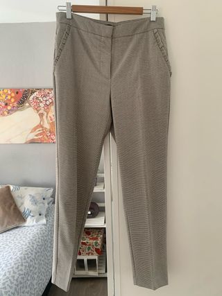Pantalón Zara gris con detalle en bolsillos