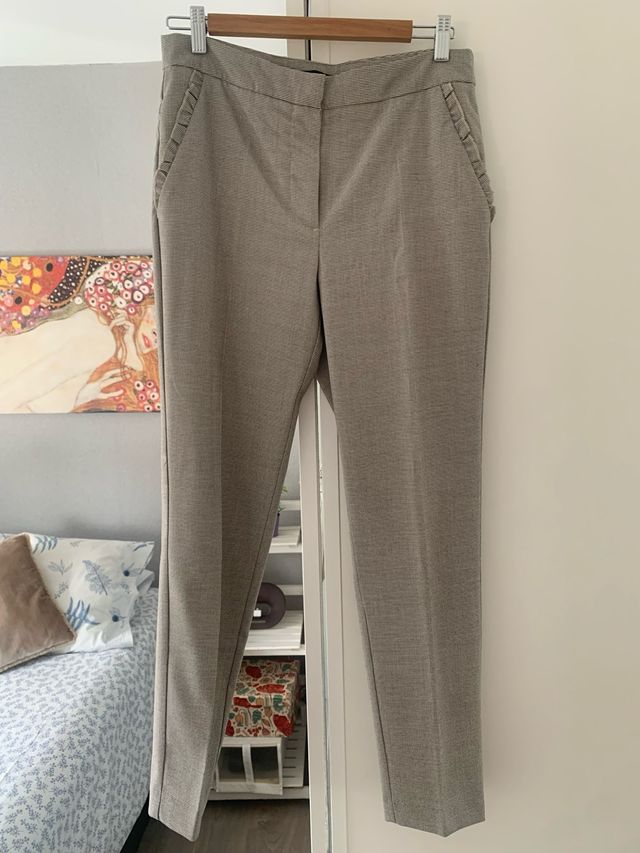 Pantalón Zara gris con detalle en bolsillos