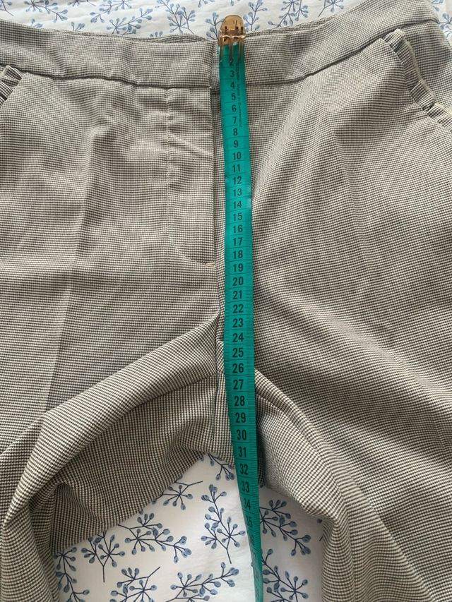 Pantalón Zara gris con detalle en bolsillos