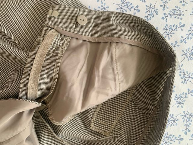 Pantalón Zara gris con detalle en bolsillos