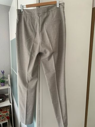 Pantalón Zara gris con detalle en bolsillos